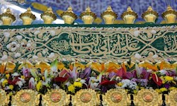 تصاویرزیبا ازگل آرایی مضجع نورانی حضرت علی(ع)