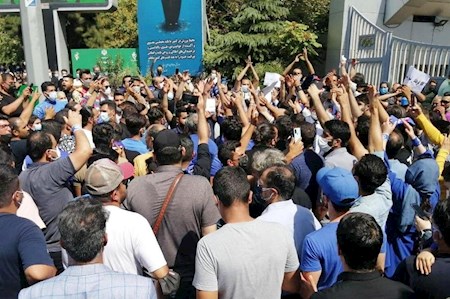 تجمع اعتراضی هواداران استقلال مقابل باشگاه