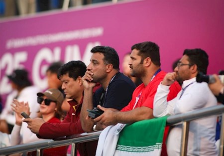 فرار احسان حدادی از پاسخ به خبرنگاران