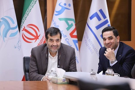 اهدا پیراهن تیم ملی والیبال به وزیر ورزش