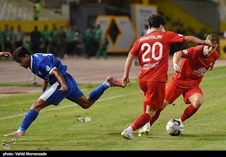 با هواداران تراکتور برخورد کنید