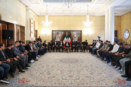 تجلیل رئیس جمهور از قهرمانان کشتی ایران