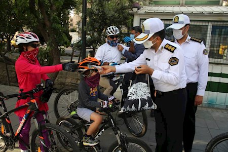 حادثه دوچرخه سواری گردن پلیس افتاد
