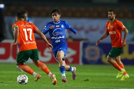 استقلال بالاخره برد گل گهر صدرنشین شد