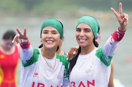 دختران روئینگ در دو اردوی مختلف