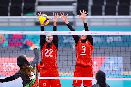 دختران والیبال روی نوار برد