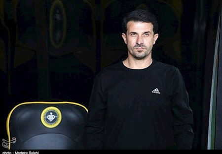 سرمربی ذوب آهن اخراج شد