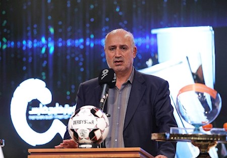 انگشت نشانه تاج به سوی سازمان لیگ