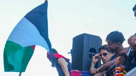 پرچم فلسطین در دستان ستاره بارسلونا