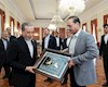 اهدا تابلوی ورزشی به فرمانده ارتش پاکستان