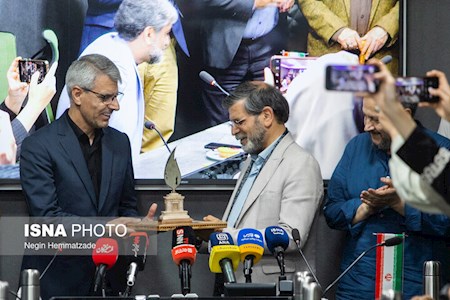 اهدا نشان ادبی به سخنگوی امور خارجه