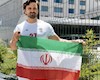 پرچم ایران در دستان اینفلوئنسر آمریکایی
