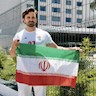 پرچم ایران در دستان اینفلوئنسر آمریکایی