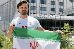 پرچم ایران در دستان اینفلوئنسر آمریکایی