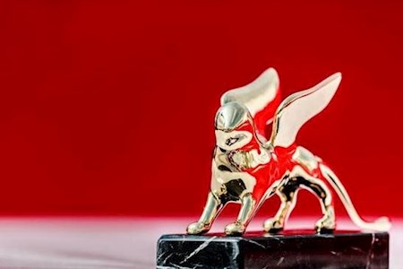 شیرطلایی ونیز به زن ناشناس رسید
