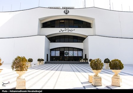 آغاز کاشت زمین چمن ورزشگاه آزادی